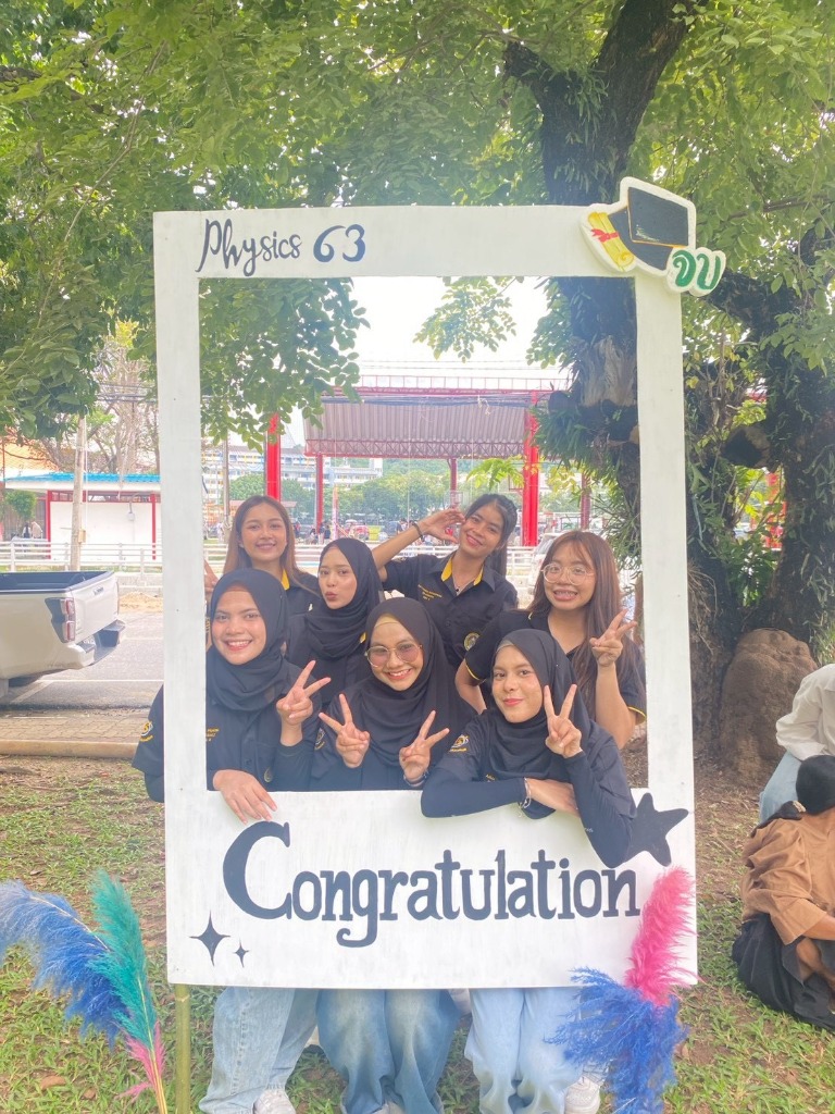 จัดป้ายงานรับปริญญา