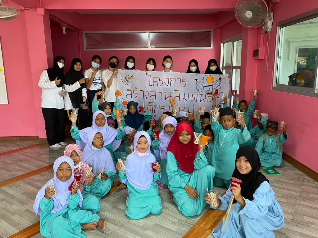 จัดค่ายมอบความรู้ให้เด็กๆ