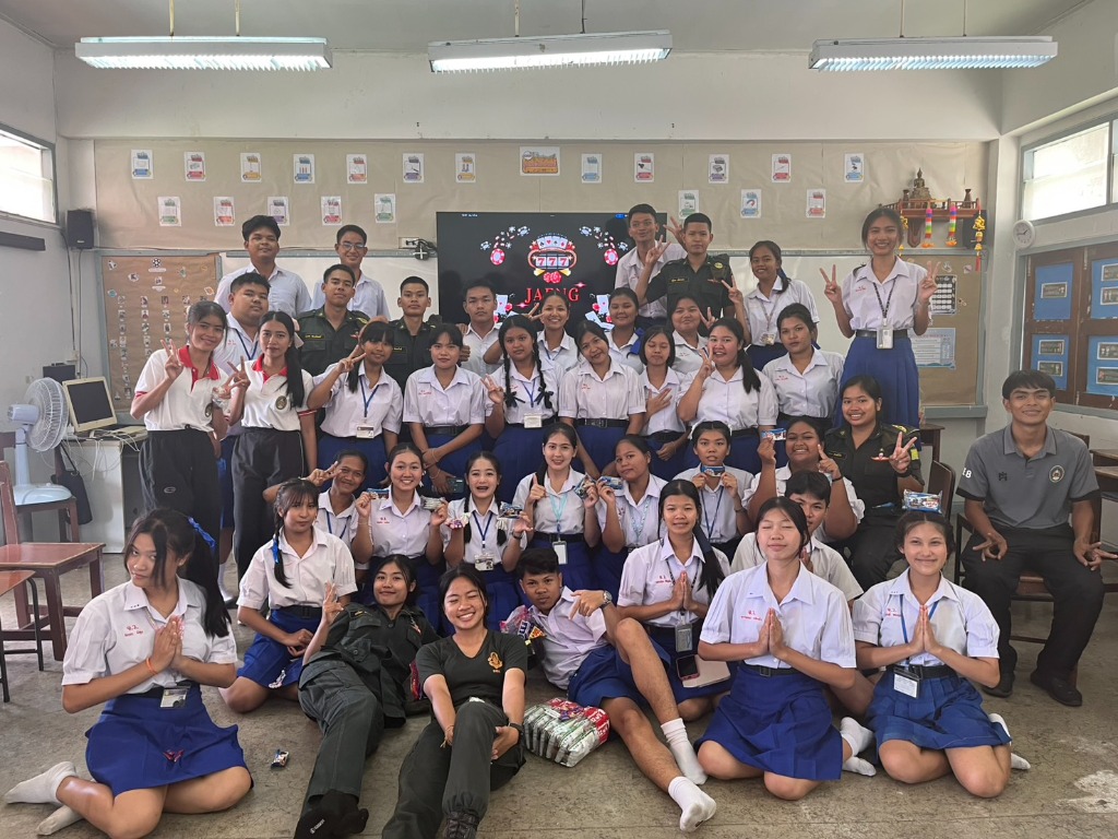 สานสัมพันธ์พร้อมมอบของที่ระลึก ม.4/2