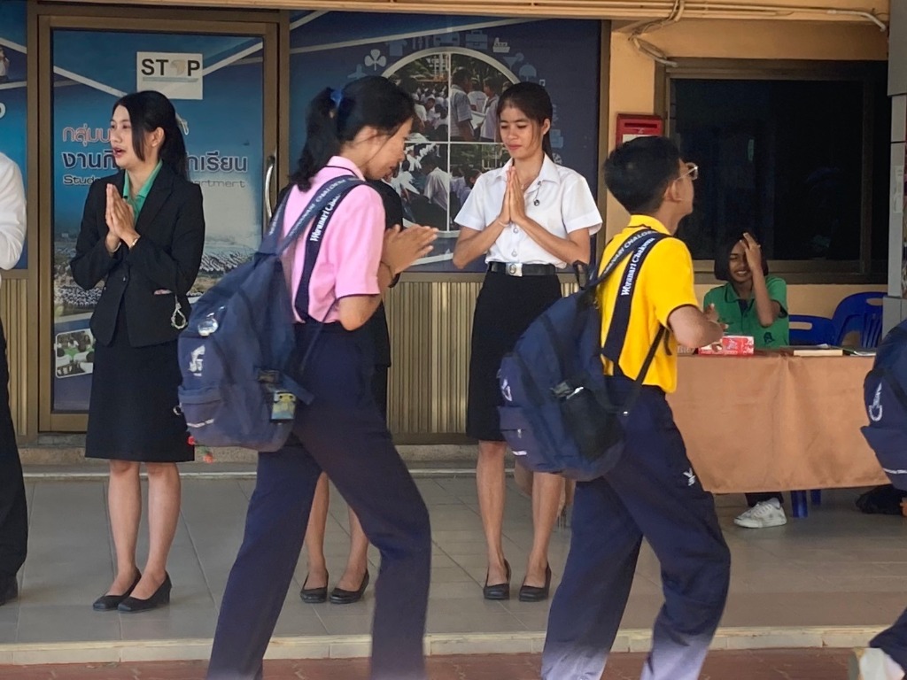 ทักทายนักเรียนเเละตรวจเครื่องเเต่งกายในตอนเช้า