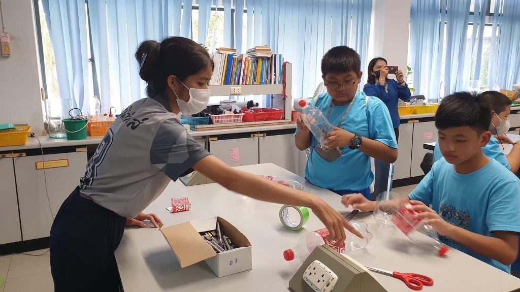 เป็นผู้ช่วยวิทยากรจัดการเรียนรู้ให้นักเรียนระดับประถมศึกษา